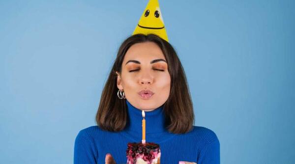 عکس با کیک تولد بدون چهره