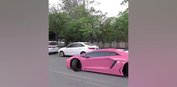 عکس داخل ماشین لامبورگینی صورتی