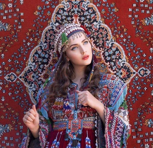 عکس دختر افغان با لباس افغانی