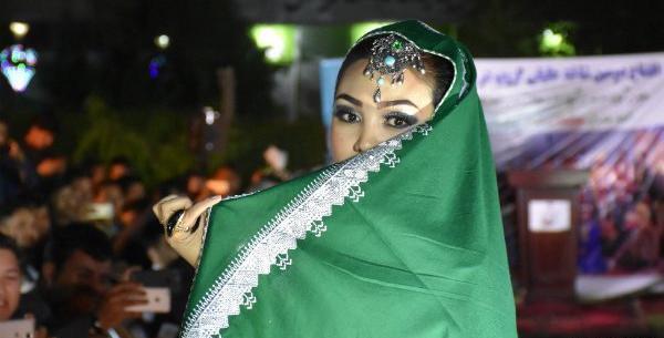 عکس دختر پسر با لباس افغانی