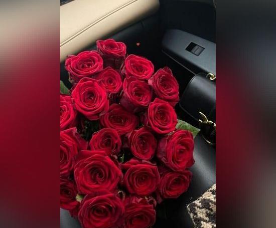 عکس دسته گل رز در دست دختر