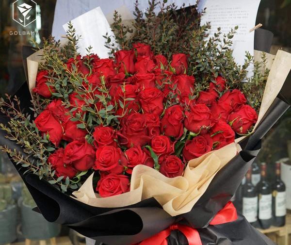 عکس دسته گل رز در دست دختر
