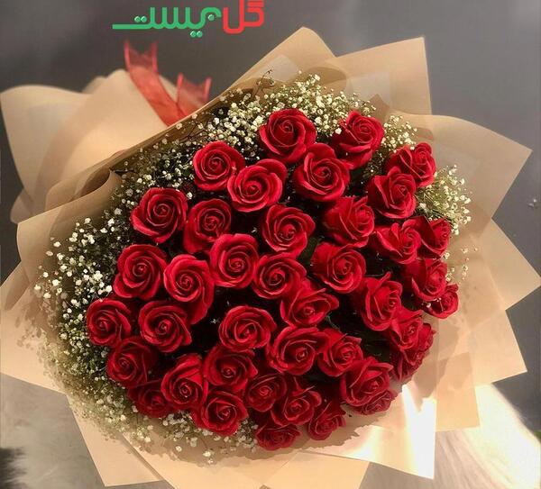 عکس دسته گل رز در دست دختر