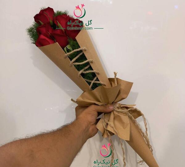 عکس دسته گل رز در دست دختر