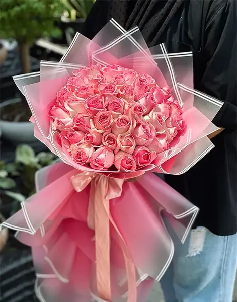 عکس شاخه گل رز در دست دختر