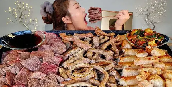 عکس غذا خوردن گاو