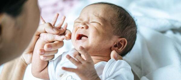 عکس دختر کوچولو گریه میکنه