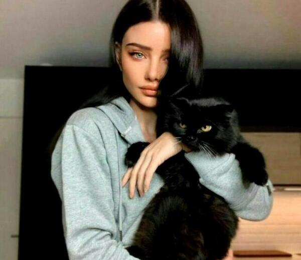 عکس گربه با دختر برای پروفایل