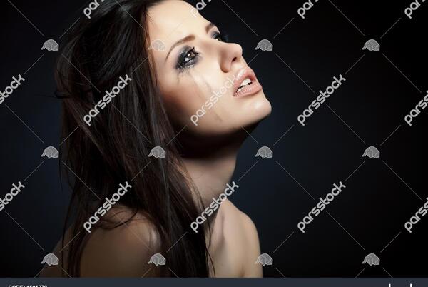 عکس دختر با چشم گریه