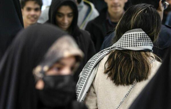 عکس دختر چادری با گریه