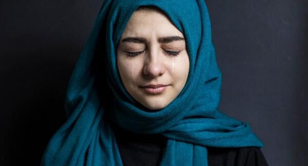 عکس دختر چادری با گریه