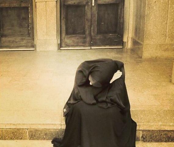 عکس دختر چادری در حال گریه