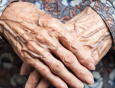 عکس مادر پیر غمگین