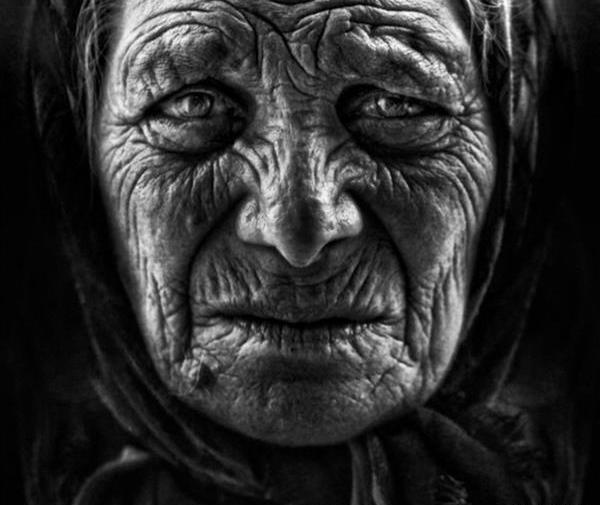 عکس مادر پیر غمگین