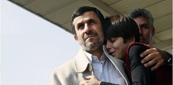 عکس محمود احمدی نژاد با مادر چاوز