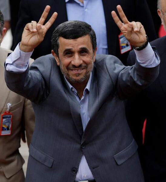 عکس محمود احمدی نژاد با مادر چاوز