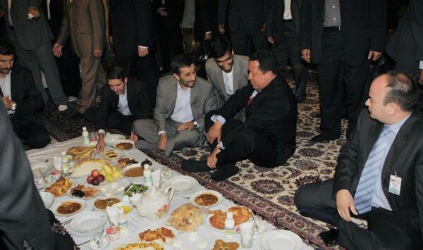 عکس محمود احمدی نژاد با مادر چاوز