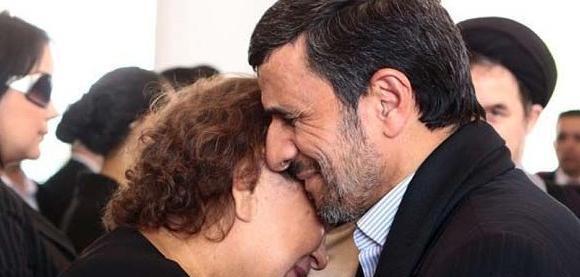 عکس احمدی نژاد با مادر هوگو چاوز
