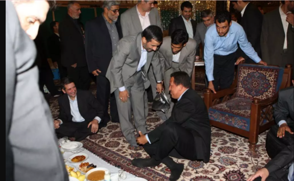 عکس احمدی نژاد با مادر هوگو چاوز