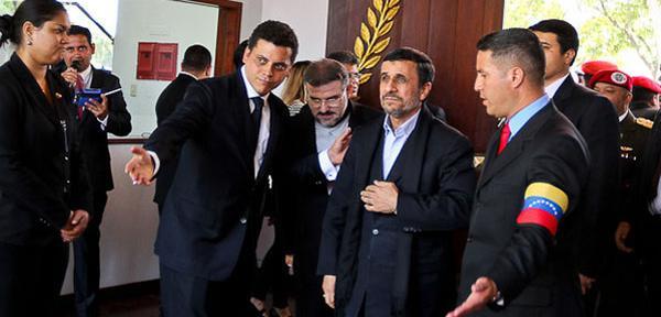عکس احمدی نژاد با مادر هوگو چاوز