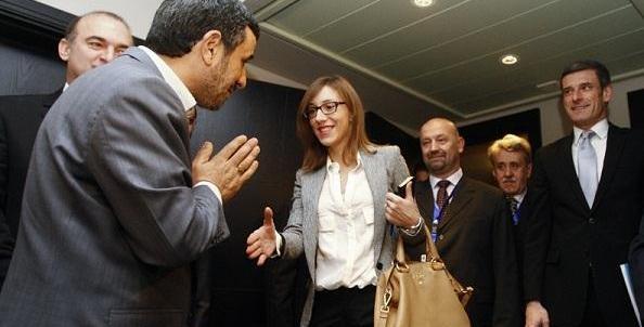 عکس احمدی نژاد با مادر چاوز