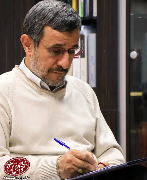 عکس احمدی نژاد با مادر چاوز