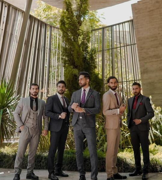 عکس یک مرد کت شلواری