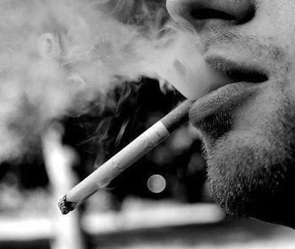 عکس مرد سیگار بدست