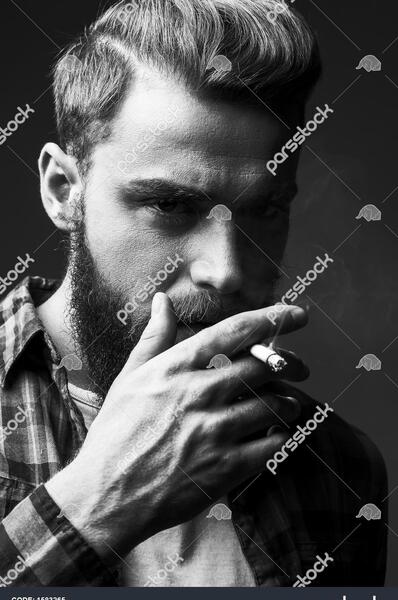 عکس مرد سیگار میکشه