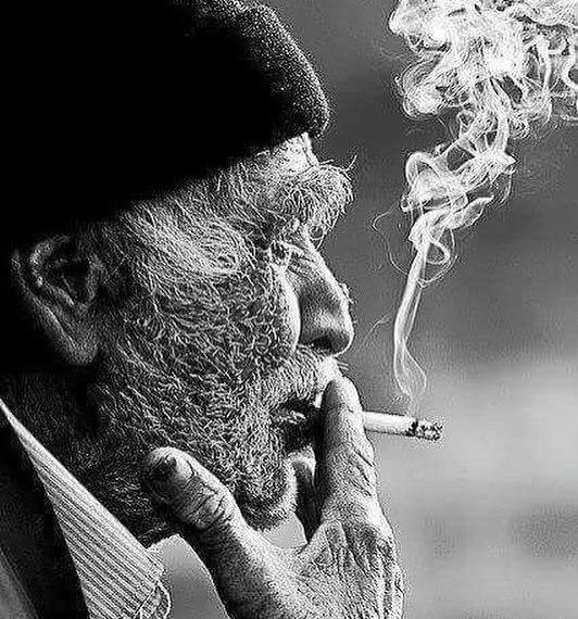 عکس مرد سیگار میکشه