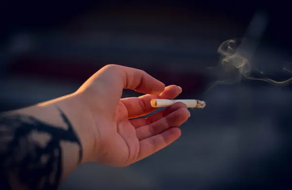 عکس مرد سیگار میکشه