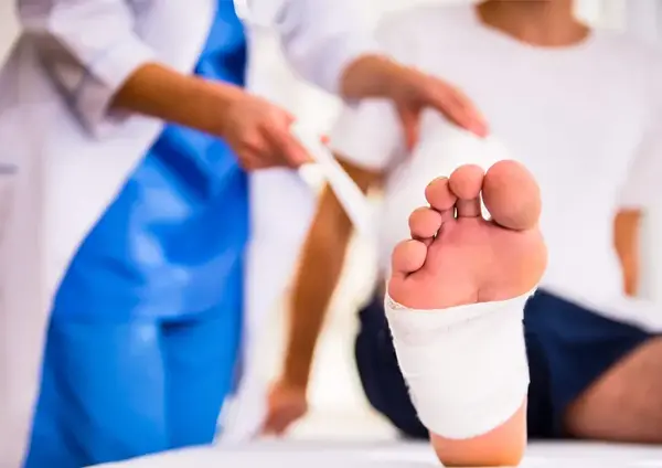 عکس پای زخمی مرد