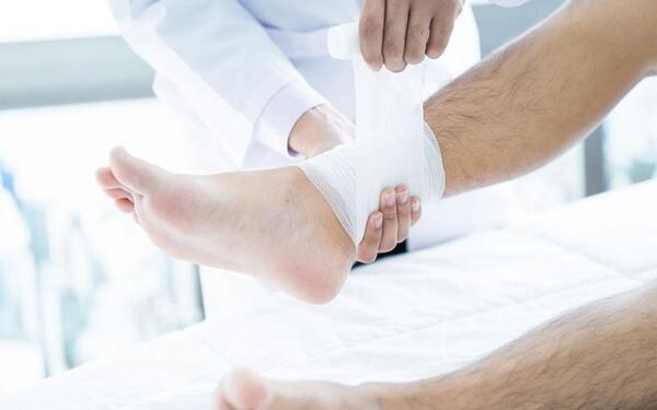 عکس پای زخمی مرد