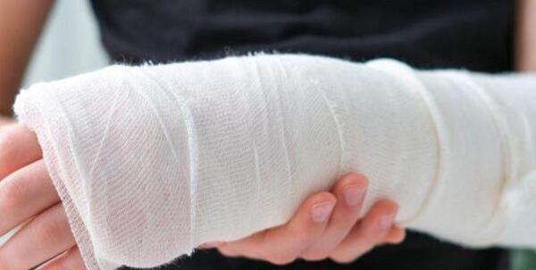 عکس دست مرد زخمی