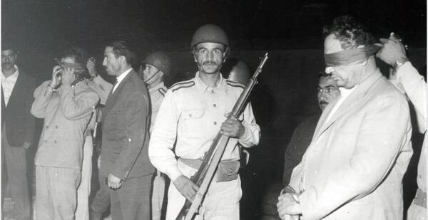 عکس مردی که ایستاده مرد