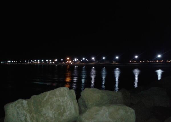 عکس ماه در شب کنار دریا