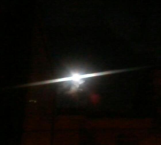 عکس ماه پشت پرده پنجره