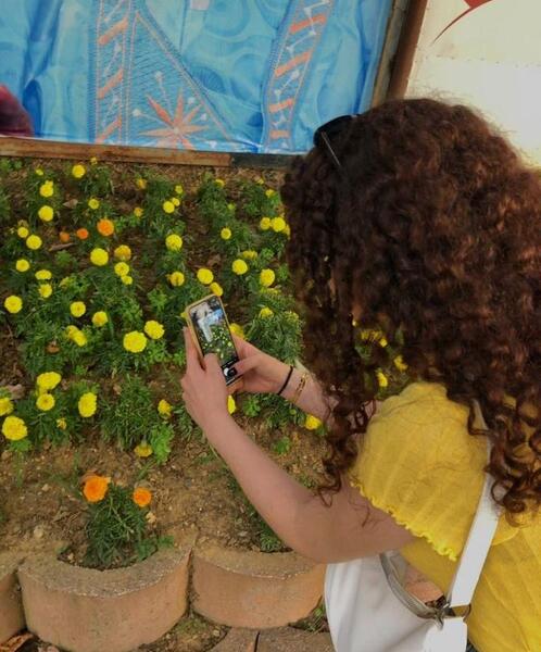 مشکی عکس دختر مو فرفری از پشت سر برای پروفایل