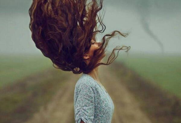 مشکی عکس دختر مو فرفری از پشت سر برای پروفایل