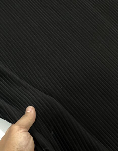 عکس پارچه کرپ حریر مشکی