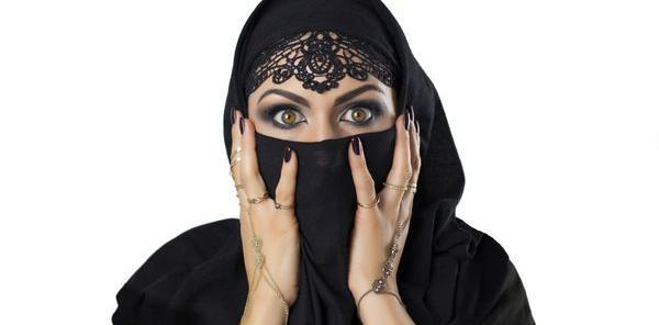 عکس قاآنی با چادر مشکی