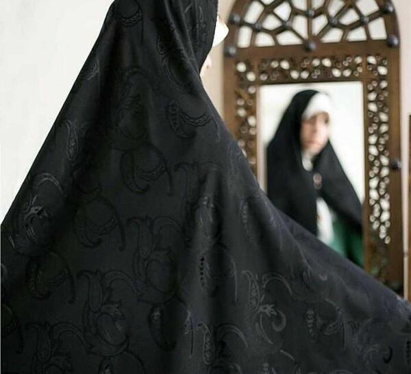 عکس قاآنی با چادر مشکی