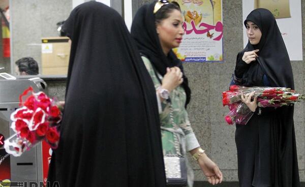 عکس قاآنی با چادر مشکی