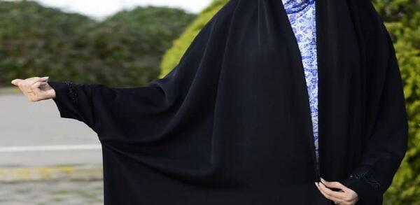 عکس قاآنی با چادر مشکی