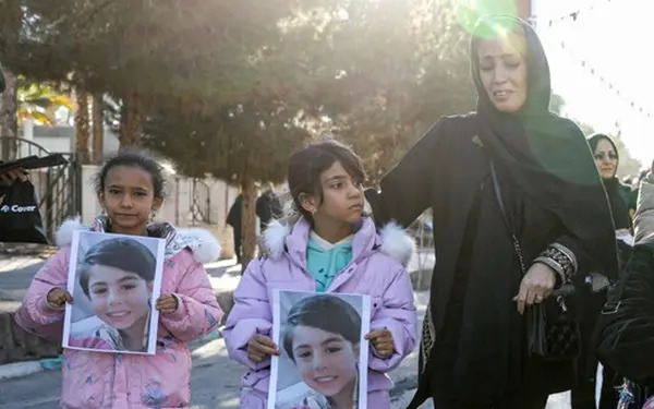 عکس مادر و فرزند شهید کرمان