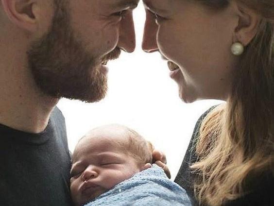 ژست عکس پدر و مادر و فرزند