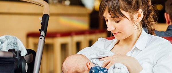 عکس شیر دادن مادر به فرزند