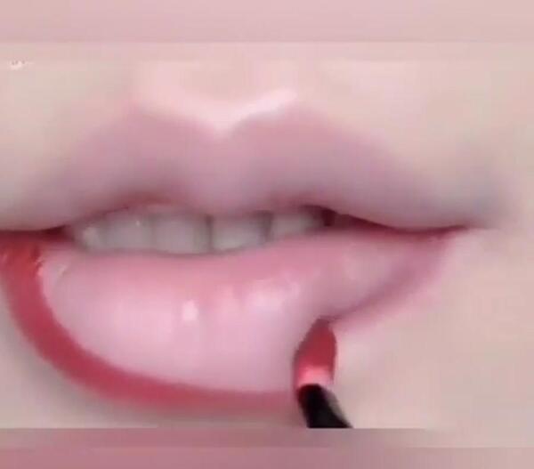 عکس آرایش لب کره ای