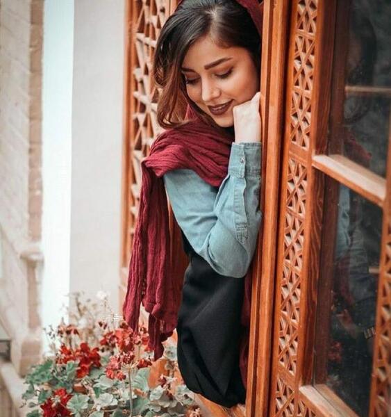 عکس دختر لب پنجره