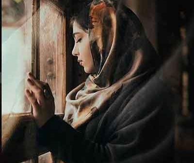 عکس دختر لب پنجره